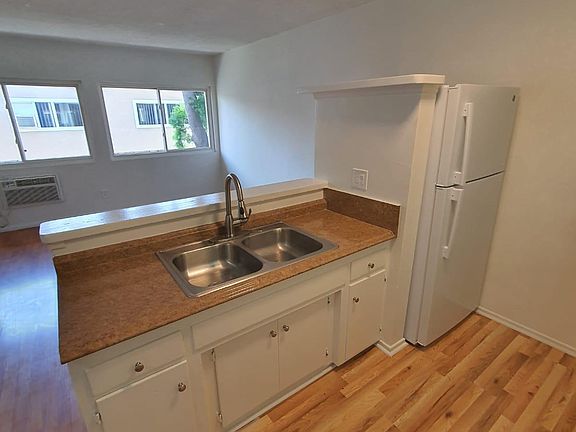 5th image of 13961 Oxnard St