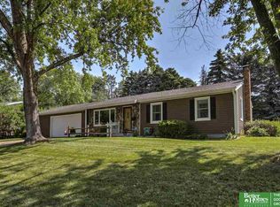 1605 Hillside Dr, Omaha, NE 68114