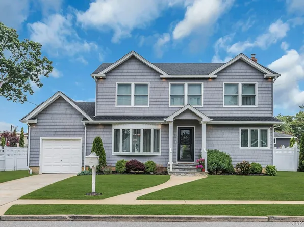 9 Pompano Lane, Massapequa Park, NY 11762