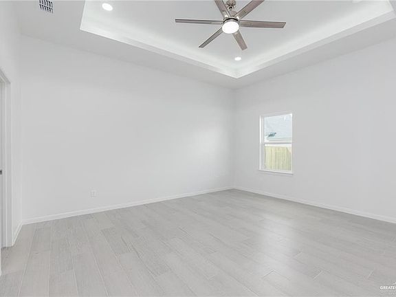 5th image of 403 Imperial Dr