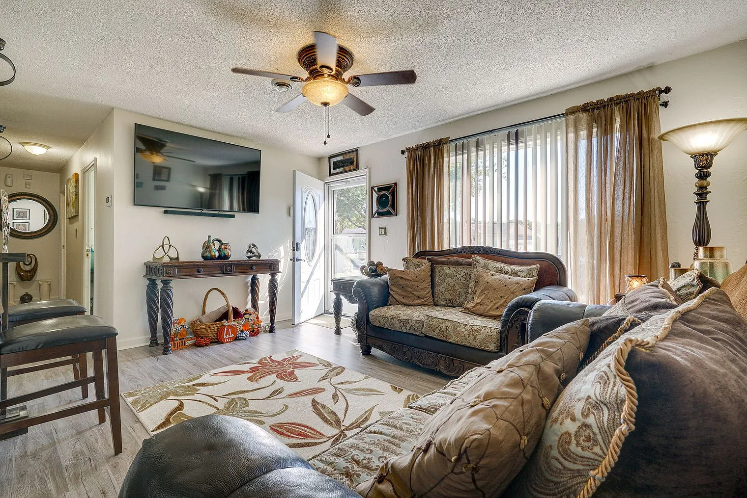 2 bed, 1.0 bath, 1194 sqft, $2,483 — Photo 1