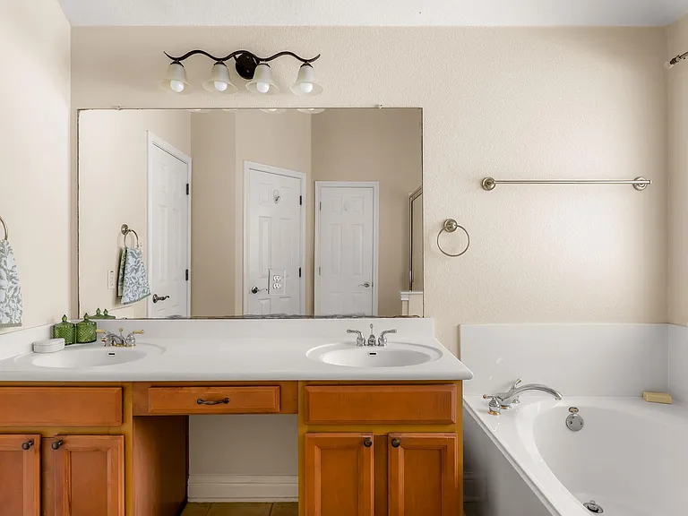 1821 Village Oak Ct — Photo 24