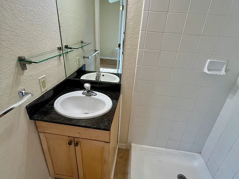 908 Laura St — Photo 22