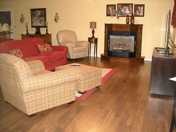 LARGE GREATROOM ENGINEERED LAMINATE WOOD FLOORS THROUGHOUT THIS HOME
