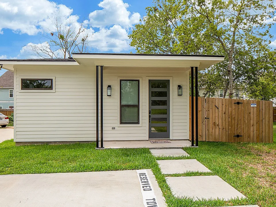 1104 Arizona St