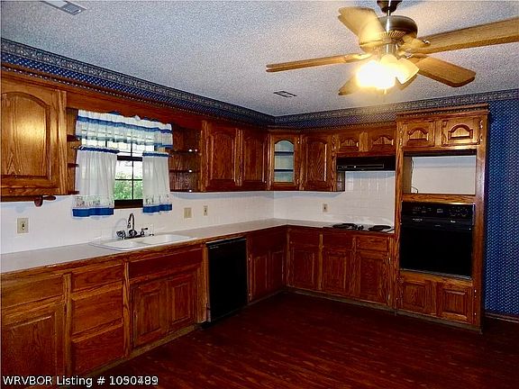 5th image of 210 Cherry Ave
