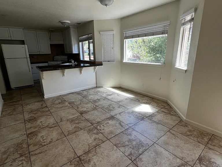 3202 Rockview Pl — Photo 5
