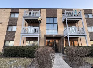 668 Pinecrest Dr #104, Prospect Heights, IL 60070