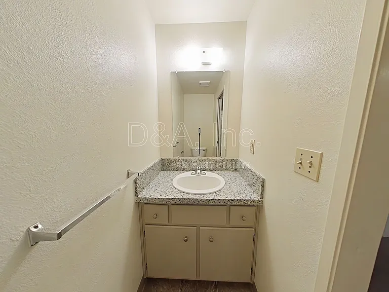 355 SE Lilly Ave #B — Photo 12