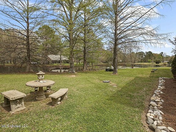 5th image of 185 Neal Rd W
