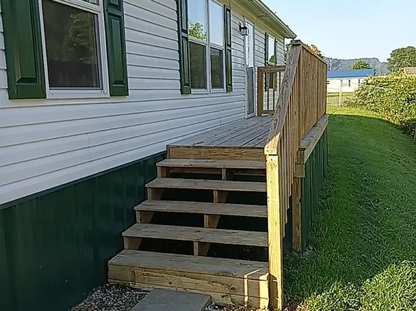 123 Center Ave, Belle, WV 25015