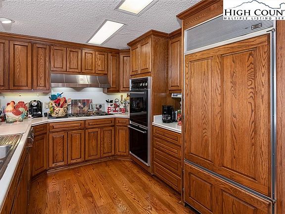3rd image of 406 Meadows Ln