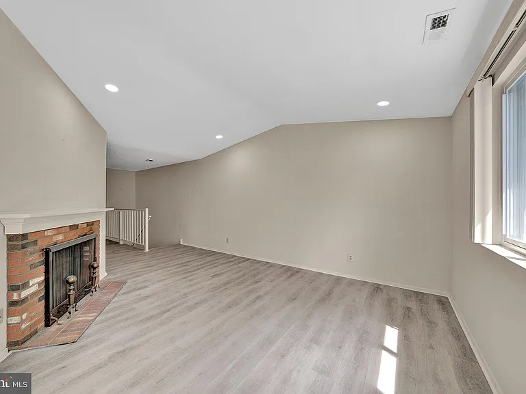 306 Mulberry Cv #B — Photo 11