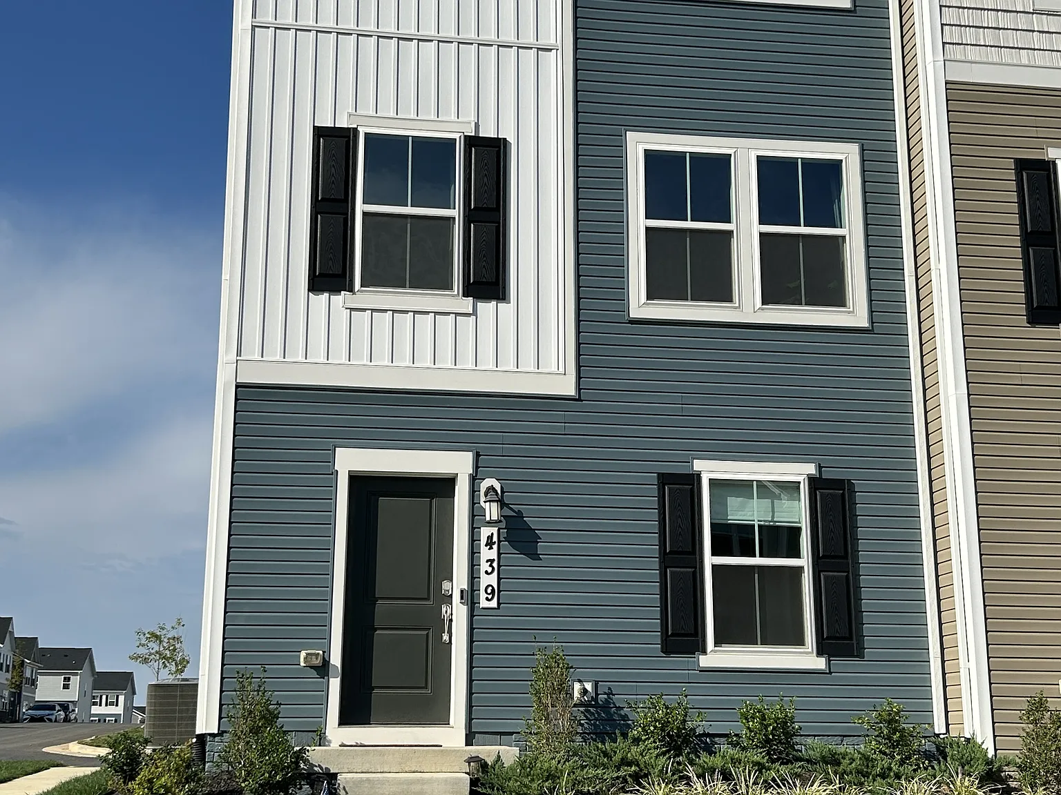 439 17th Avenue - . — Photo 1
