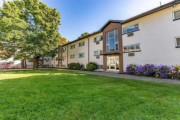 Greenway Village Apartments — Photo 4