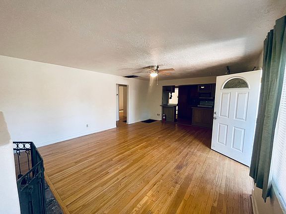 3rd image of 1117 Girard Blvd NE