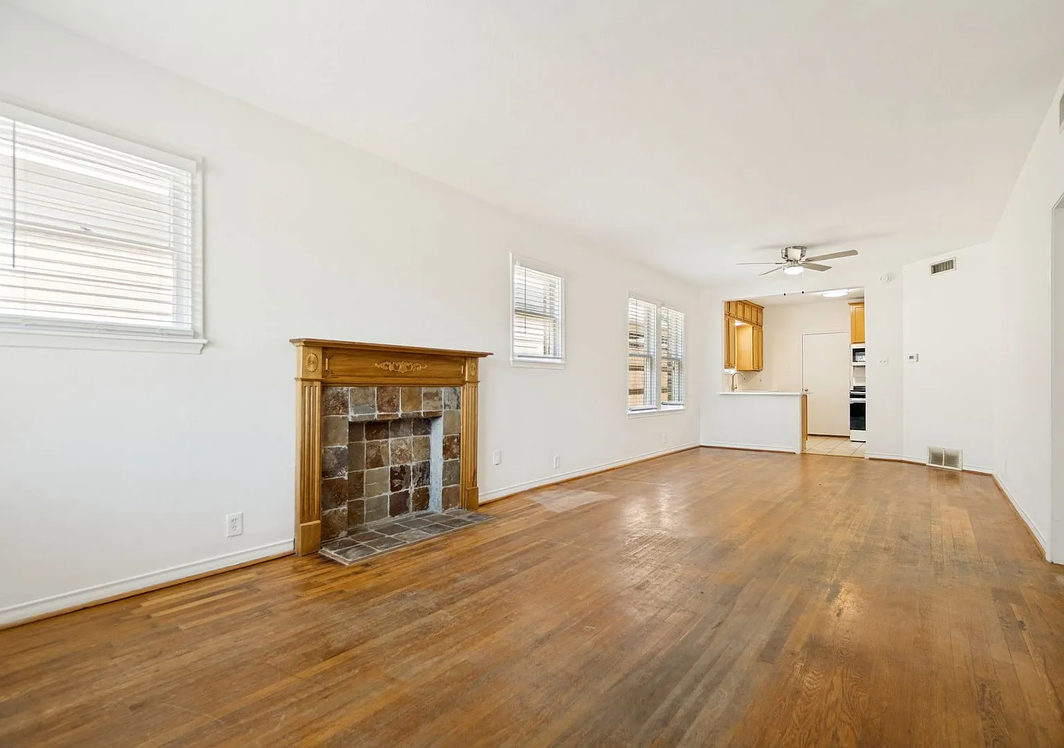 Super Charming Vintage Duplex, 1st Floor Duplex - 2 Bedrooms, 1 Bath, Full-Size Utility Area, 18 ... — Photo 3