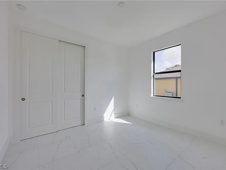 714 W 12th St — Photo 16