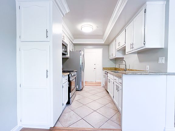 5th image of 1300 S Barrington Ave APT 3