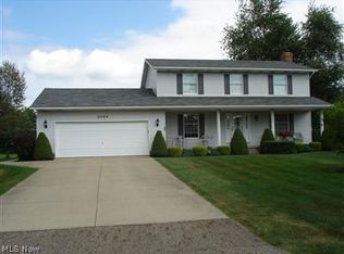 1054 Cayuga Trl W, Hartville, OH 44632