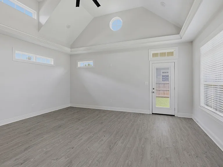 303 Lyles St — Photo 7