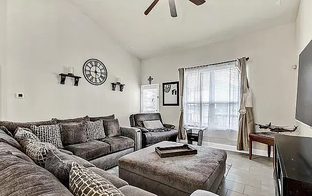 4 bed, 2.5 bath, 2273 sqft, $2,400 — Photo 3