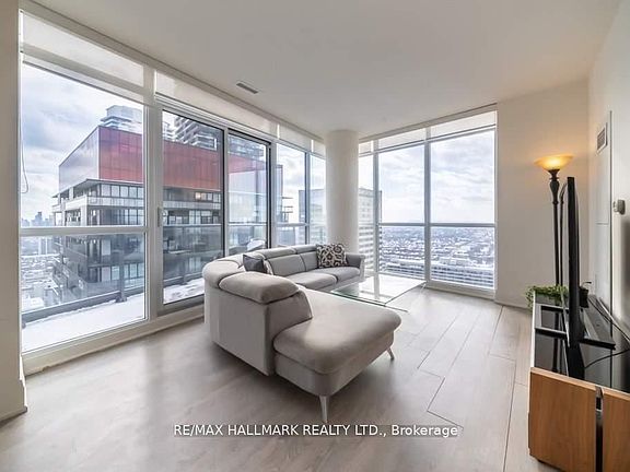 4th image of 30 Roehampton Ave #Penthouse 01