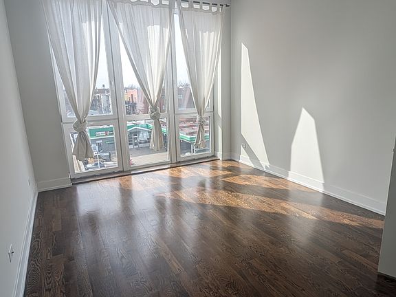 3rd image of 5139 N Broadway St APT 403
