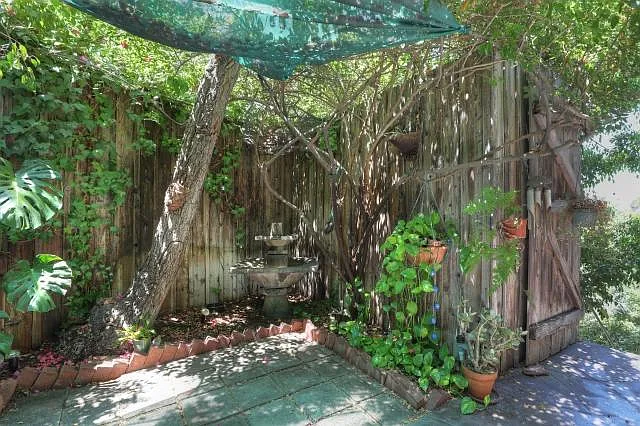 Upper patio R hand corner w/fountain