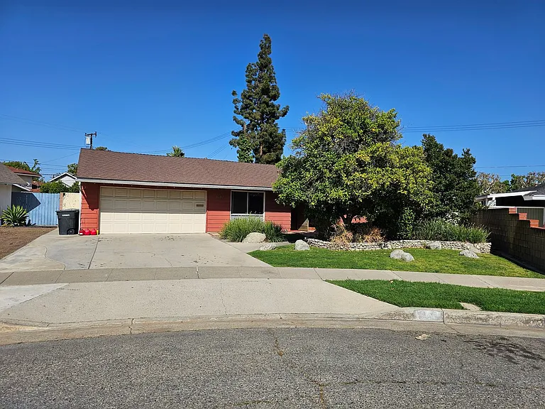 1087 N Greengrove St — Photo 1
