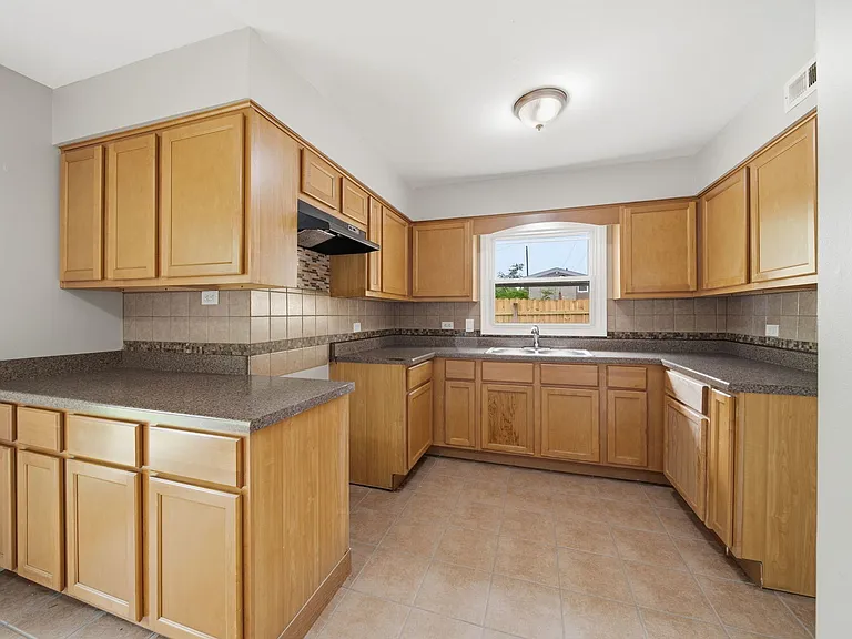 531 Wallace St — Photo 22