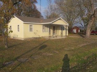 110 W 1st St, Ina, IL 62846