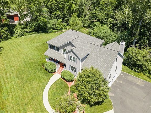 3rd image of 5 Laury Ln