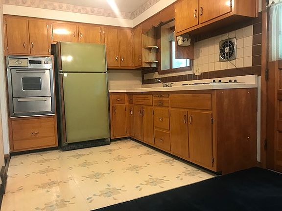 KITCHEN DOOR TO PATIO