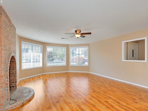 5th image of 779 NE Josephine Ct