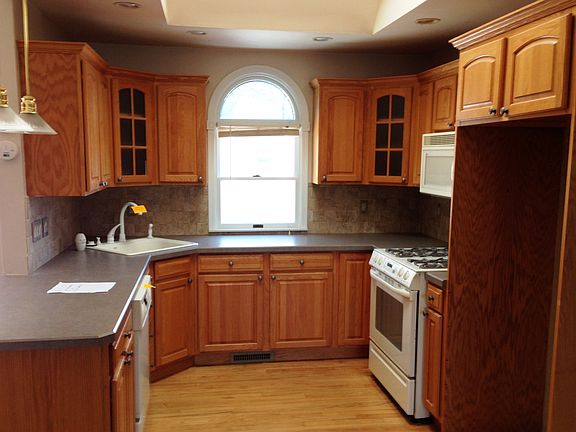 Kitchen - 870 Clair Avenue
