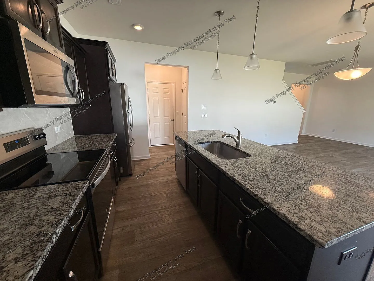 3 bed, 2.5 bath, 1712 sqft, $1,985 — Photo 4