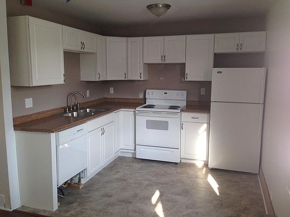 2nd image of 1674 Lonsdale Ave #2