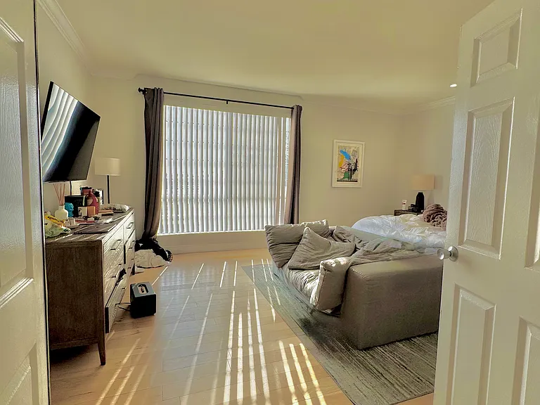 11812 Gorham Ave #Penthouse 2 — Photo 2