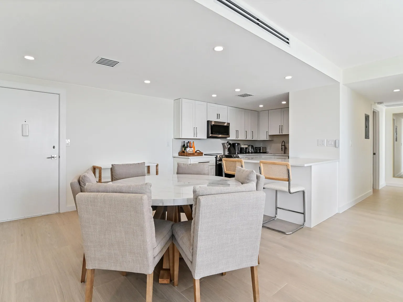 3 bed, 2.0 bath, 1480 sqft, $8,000 — Photo 4