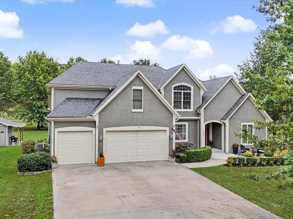 8755 Lynne Rd, De Soto, KS 66018