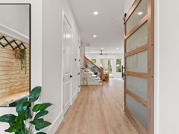 4th image of 43 Summer Breeze Ln