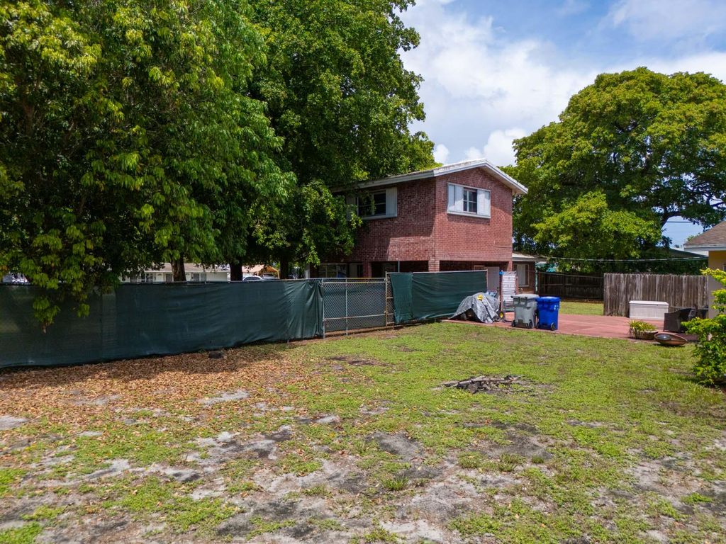   . NE 13th Avenue, photo 9