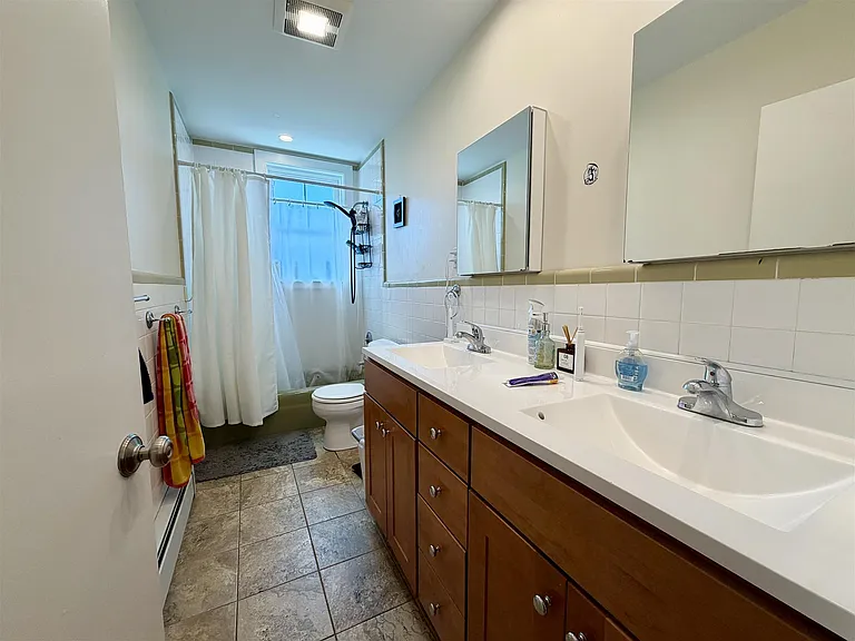 1102 Cambridge St — Photo 10