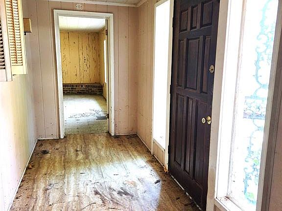 3rd image of 925 Brown Ln