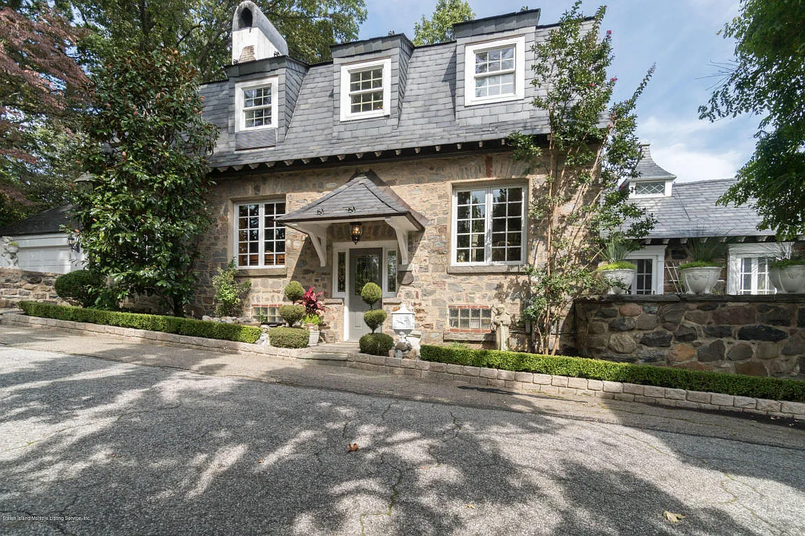 181 Flagg Pl photo 1