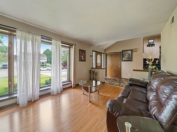4th image of 100 Meadow Dr