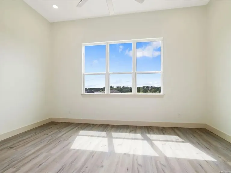 211 Vaughn Ln — Photo 13