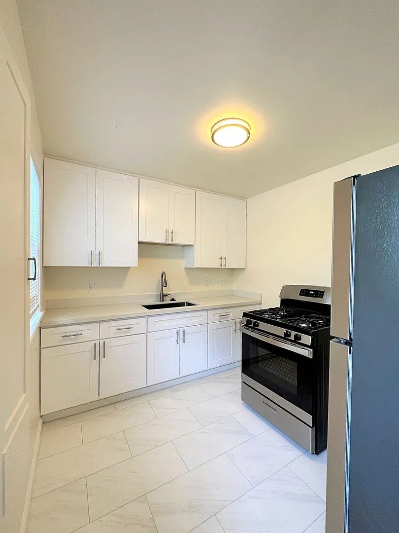 Updated Top-Floor 1 Bed/1 Bath Apartment Available NOW! — Photo 1