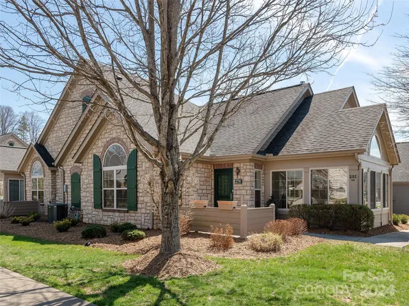 279 Summerfield Pl, Flat Rock, NC 28731